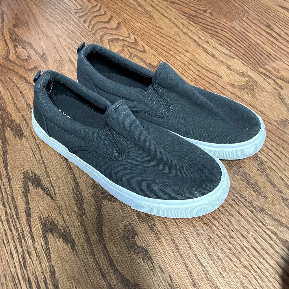 🌿Youth old Navy Slip on sneakers. Black and USA THEMED. 2 pair bundle.🌿